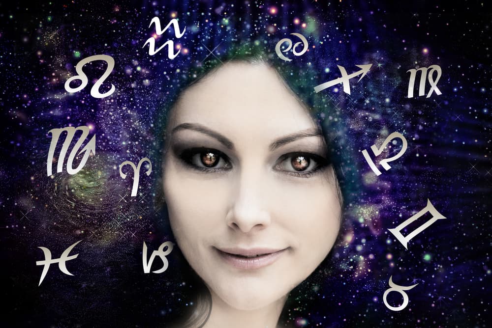 Así que ¡no te preocupes! Si toda la vida has pensado que eras Virgo o Libra porque ese era el signo que estaba rigiendo en el momento de tu nacimiento, aunque este año empiece a otra hora, e inclusive al día siguiente, tú seguirás siendo nativo del signo que regía al nacer.