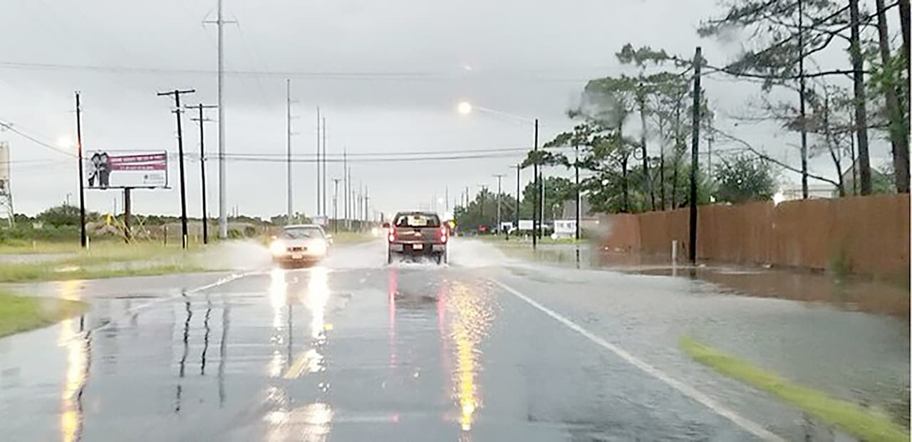 La imagen es de una avenida en Corpus Christi. Las autoridades de Texas han pedido a los ciudadanos que durante las lluvias eviten circular por las calles. Para este viernes
<b><a href="https://www.harriscountyfws.org/" target="_blank">en el condado de Harris</a></b> estiman que
<b>caerán entre una y más de seis pulgadas de lluvia en algunas zonas.</b>