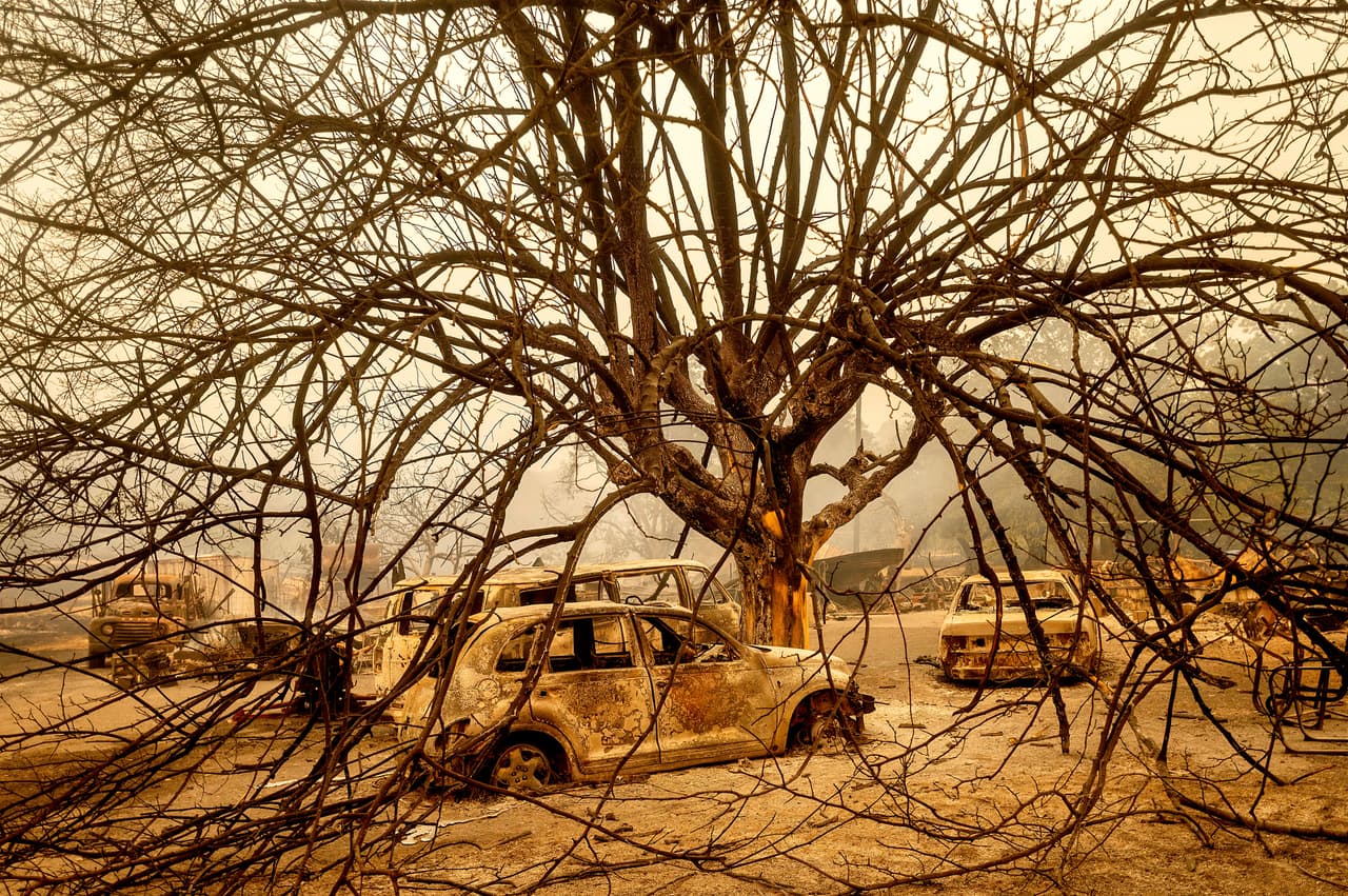 Las imágenes que los fuegos han dejado a su paso tran a la mente las tragedias de los últimos tres años en el norte de California, donde devastadores incendios han dejado una ola de destrucción y pérdidas económicas de miles de millones de dólares.