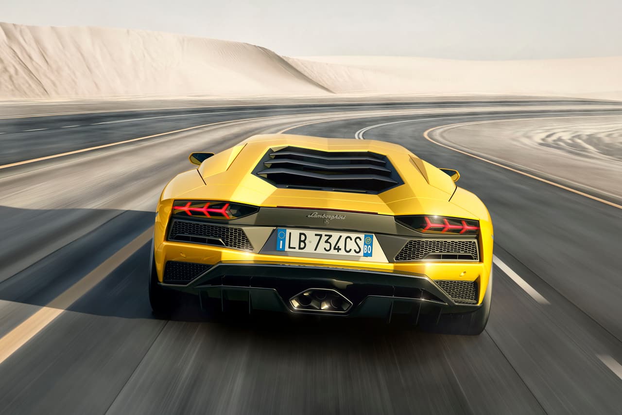 El potente
<b>motor</b> del Lamborghini Aventador S es un enorme
<b>V12</b> de
<b>6.5 litros</b>, que produce una potencia de
<b>740 caballos de fuerza</b>, contra 700 de la versión anterior, con un torque de 508 libras-pie.
