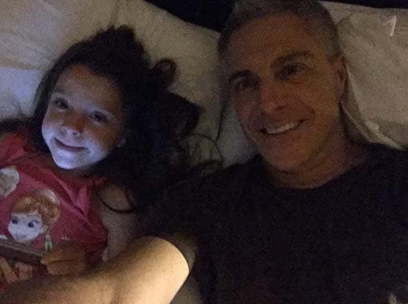 María adora a su papá y le encanta dorimir con él.