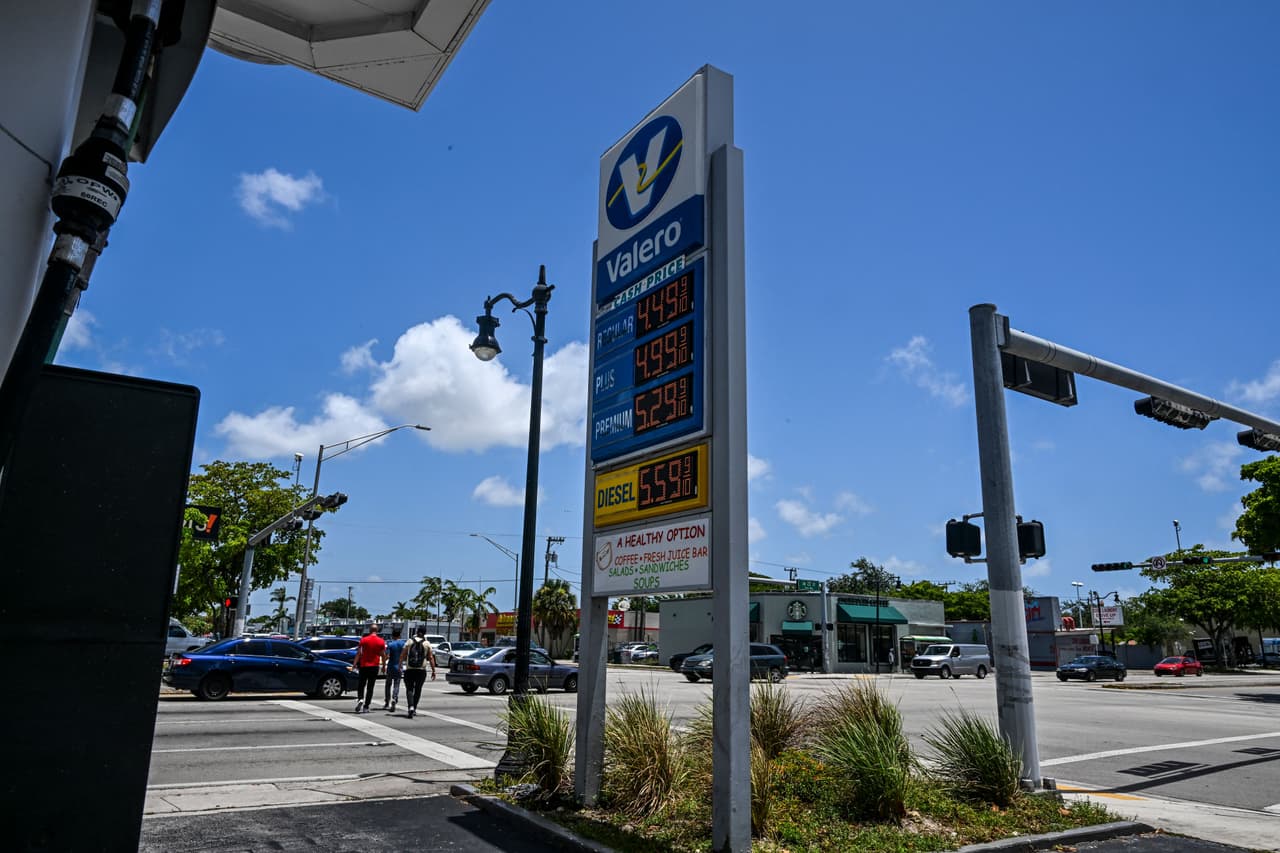 “Los precios de la gasolina están aumentando en respuesta a un aumento reciente en el precio del petróleo, debido a los informes de que Arabia Saudita podría reducir la producción de combustible en un esfuerzo por aumentar los precios", dijo Mark Jenkins, portavoz de la AAA.