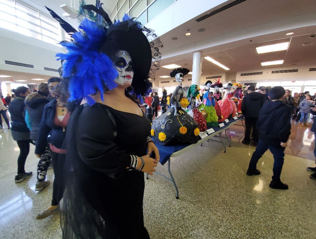 La celebración del Día de Muertos también incluyo entretenimiento, altar, juegos, rifas y comida para toda la familia.