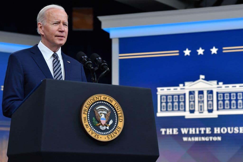 Biden ordena la "mayor liberación de la historia" de petróleo de la reserva estratégica para controlar los precios del combustible
