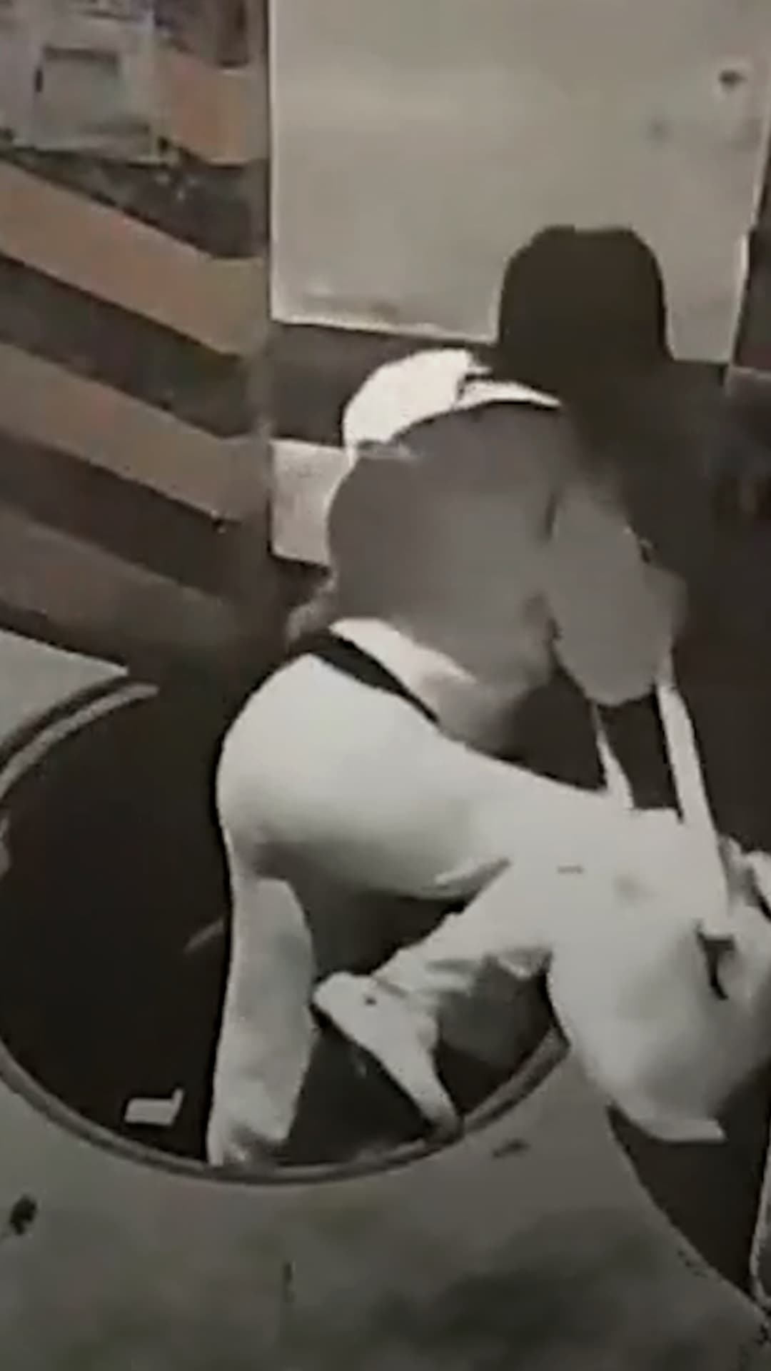 Cámara capta a una joven cae en una alcantarilla destapada en México