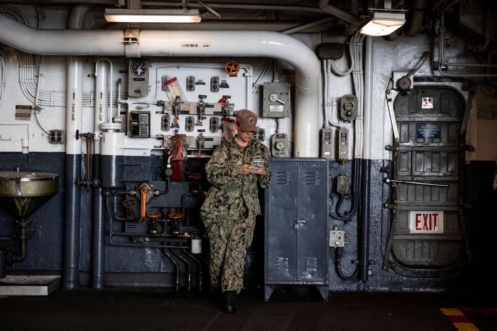 Mientras están en una misión, defendiendo a los residentes de Estados Unidos o ayudando en su nombre a través del mundo, estos marinos pierden la comunicación constante con sus seres queridos. Al llegar a puerto seguro, aprovechan para intentar verse.