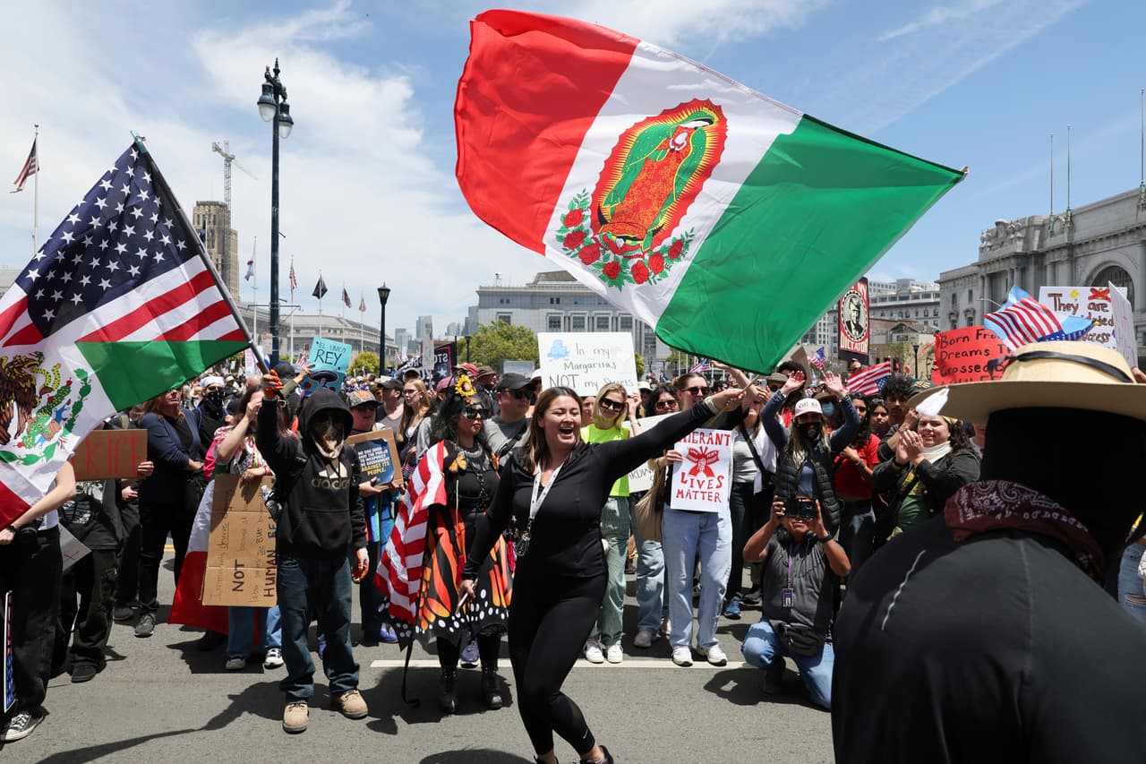 En Sunnyvale y Palo Alto, simpatizantes del movimiento formaron una cadena humana de siete millas cerca de las instalaciones de Tesla, protestando por la