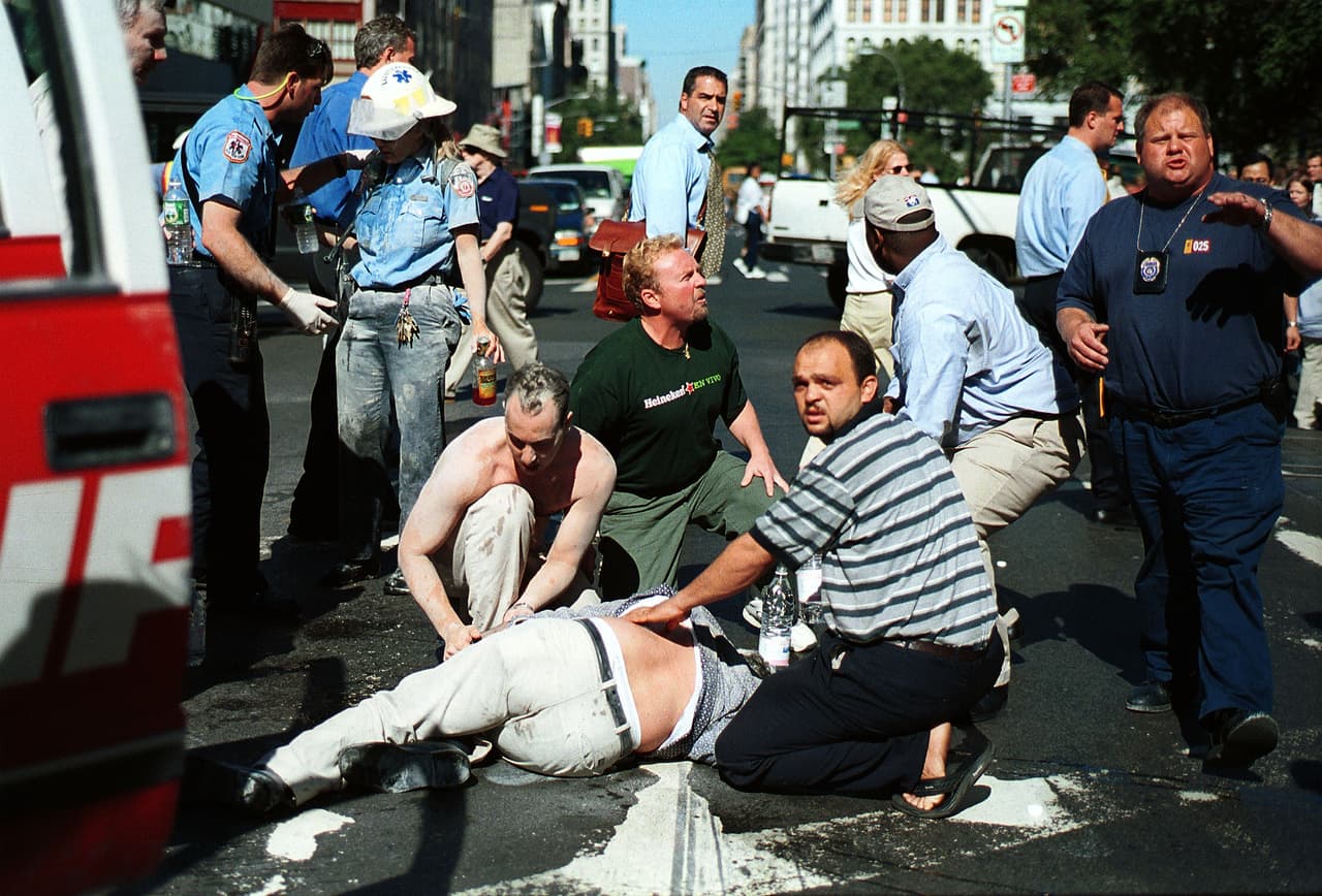 Un herido en la tragedia es asistido por civiles, policías y paramédicos. La escena se repetía en varias de las calles aledañas, donde se establecieron centros de primeros auxilios.