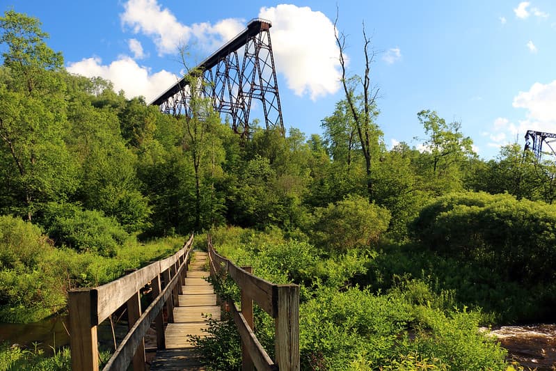 El Parque Estatal 
<a href="https://www.dcnr.pa.gov/StateParks/FindAPark/KinzuaBridgeStatePark/Pages/default.aspx" target="_blank">Kinzua Bridge</a> de 339 acres, ubicado en el condado de McKean, es el hogar del reinventado Viaducto Kinzua.
<br>
<br>El Centro de Visitantes y la Oficina del Parque del Parque Estatal Kinzua Bridge cuenta con excelentes vistas, exhibiciones autoguiadas e información sobre el área circundante.
<br>
<br>Picnic y oportunidades de senderos están disponibles. El Kinzua Bridge Scenic Byway es un corredor designado para uso compartido en bicicleta / caminata.
<br>