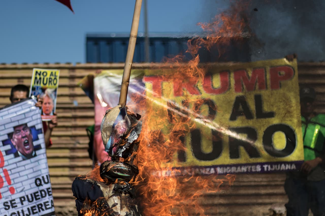 Quemar una piñata con la figura del presidente estadounidense Donald Trump fue la forma que un grupo de mexicanos eligieron para protestar contra la barrera que el mandatario planea construir en la frontera entre ambos países.
