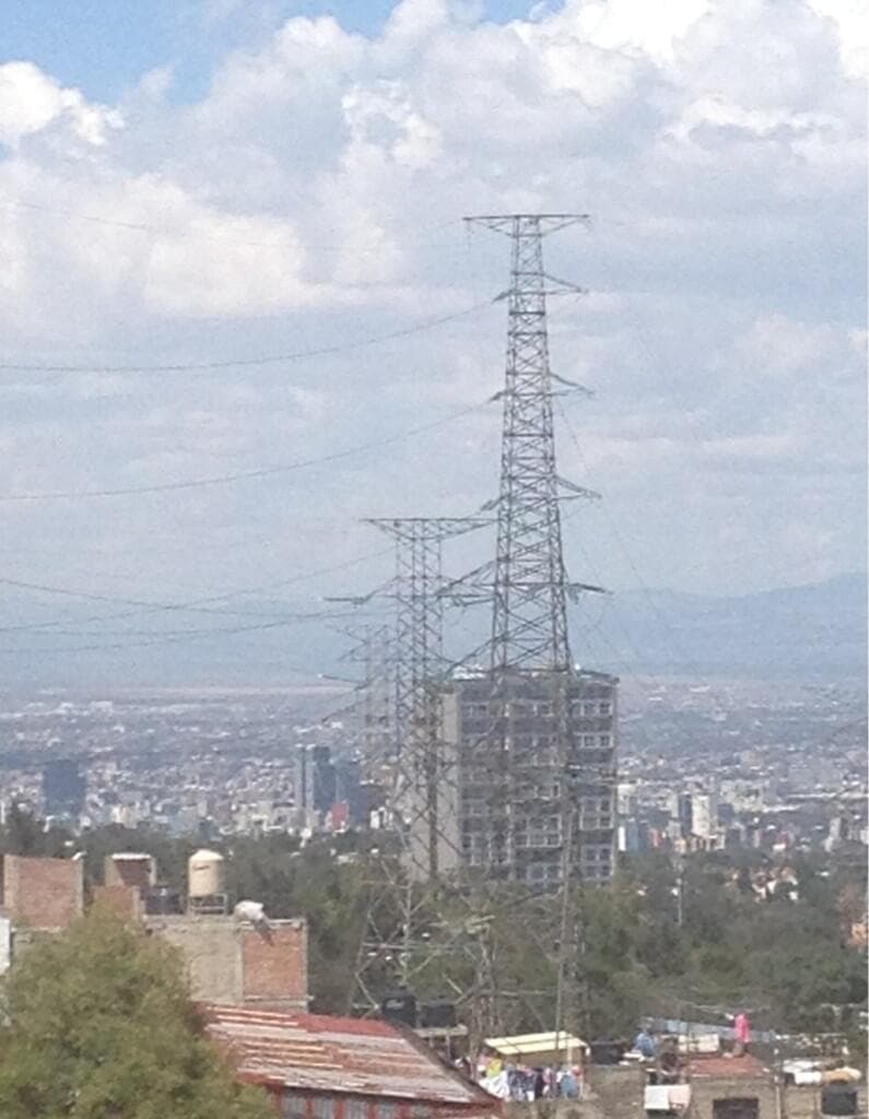 @Le_crazh: “Aquí, casual en la terraza de mi departamento en Francia con vista hacia la Torre Eiffel. #MientoComoEizaGonzalez”.