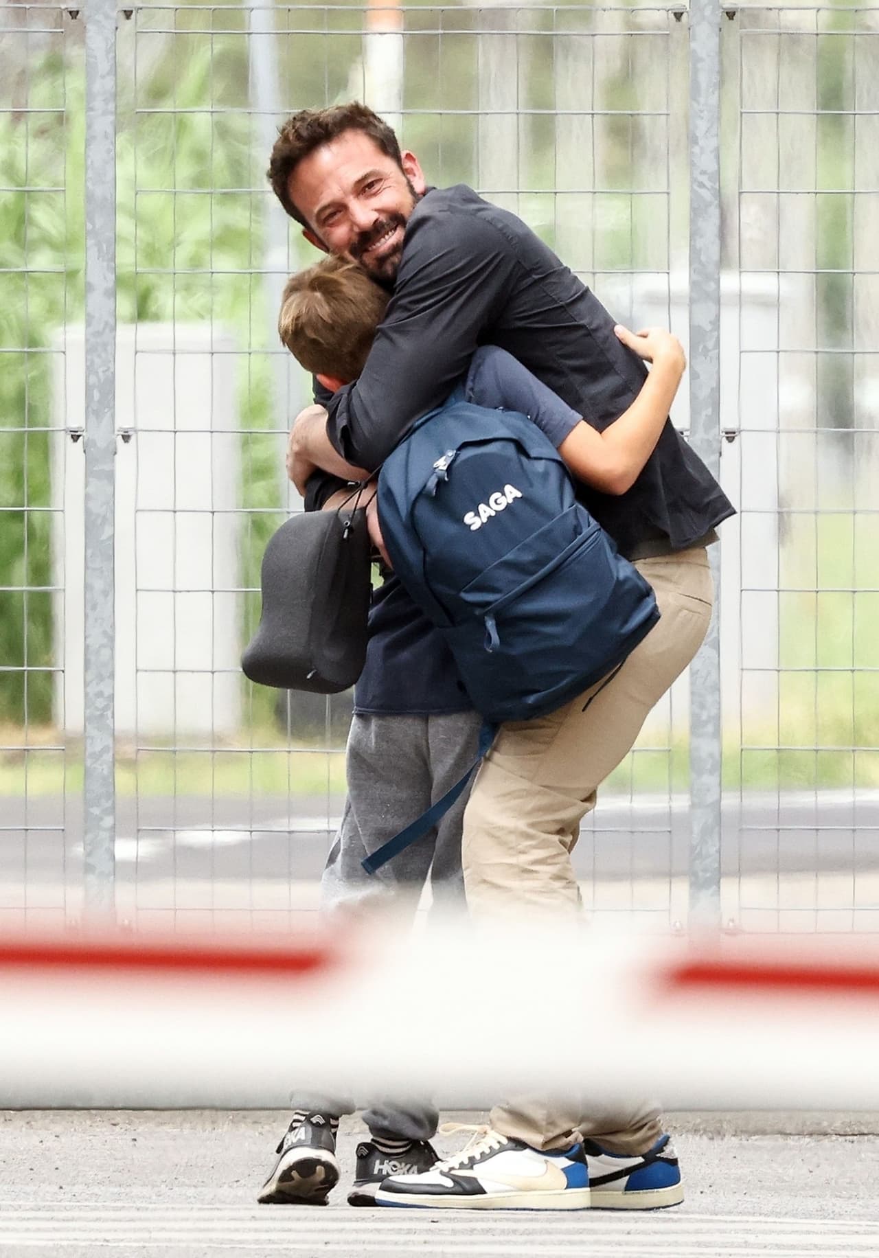El pequeño Samuel, de 11 años, llevaba cargando en sus espaldas una mochila, pero eso no le impidió corresponderle a su papá.
<br>