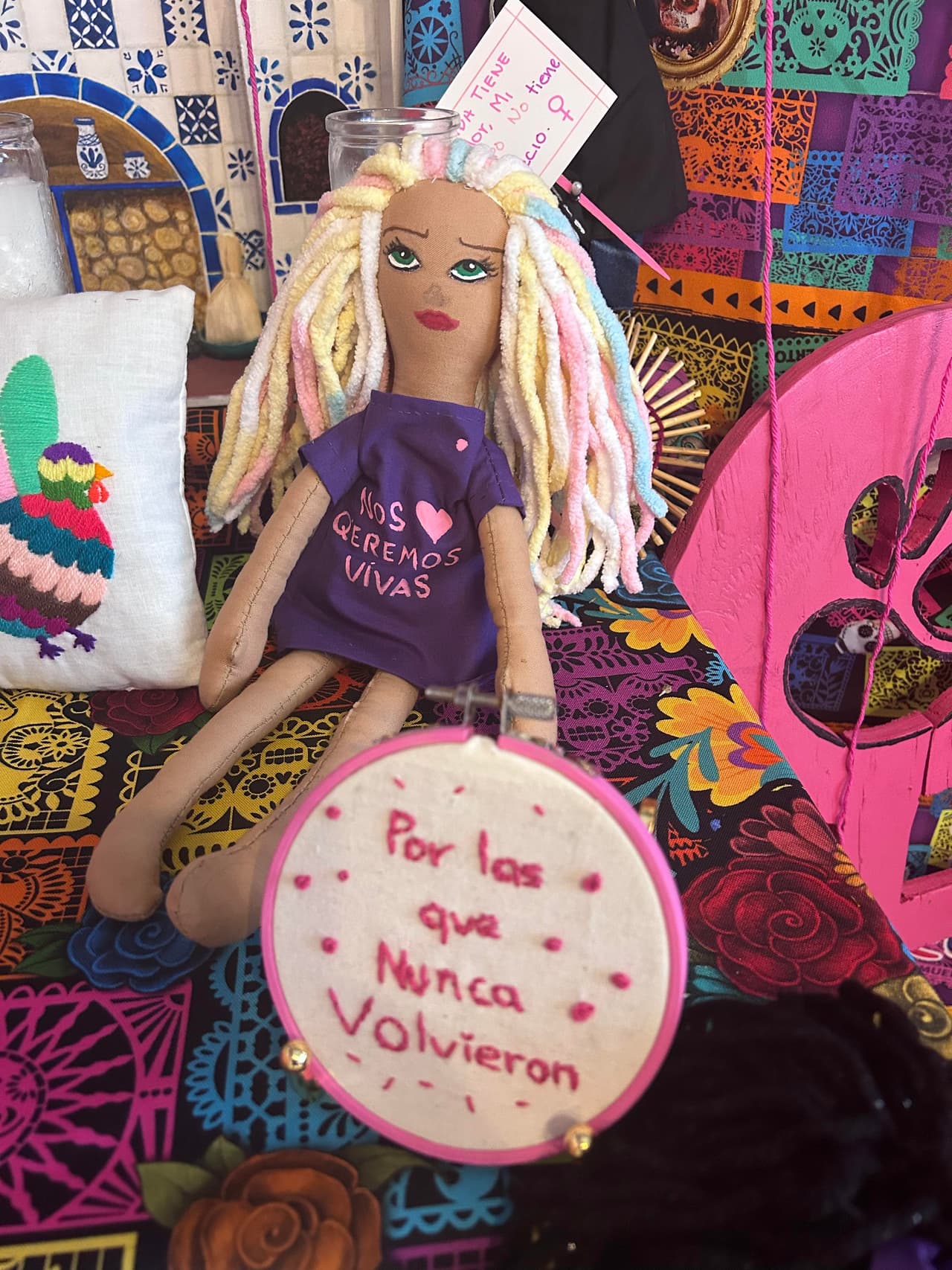 Personas de la comunidad acudieron para dejar sus ofrendas durante el día, este martes 31 de octubre.