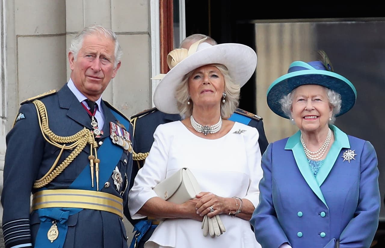 También señaló que fue la misma reina Isabel II quien ordenó que la noticia del divorcio no se hiciera pública sino hasta que “la disputa” entre Meghan Markle y Kate Middleton se extinga”.
<br>
