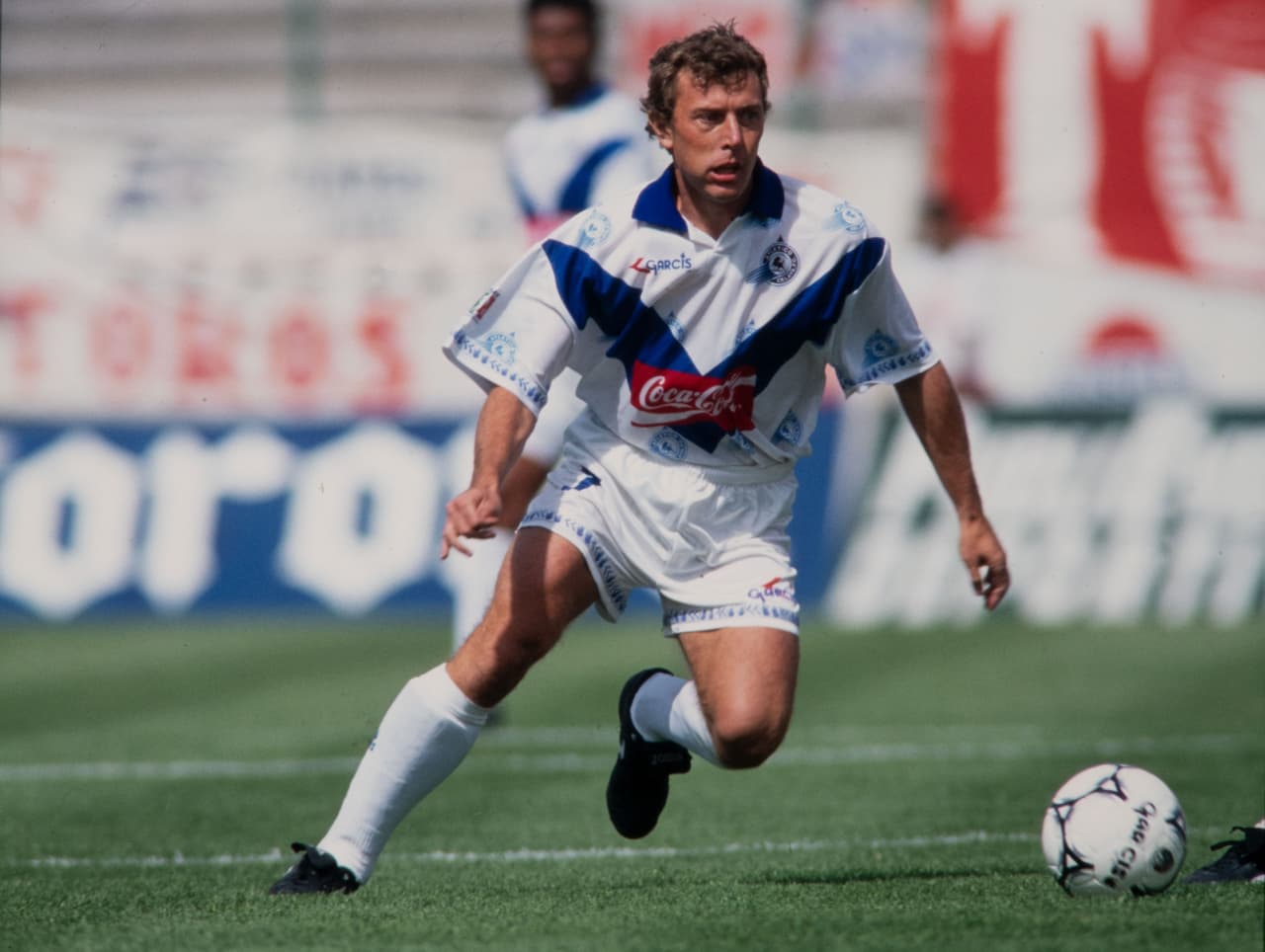 El delantero español
<b>Emilio Butragueño</b> llegó al Atlético Celaya en 1995 después de jugar toda su carrera en el Real Madrid; tres años después se retiró en el futbol mexicano.