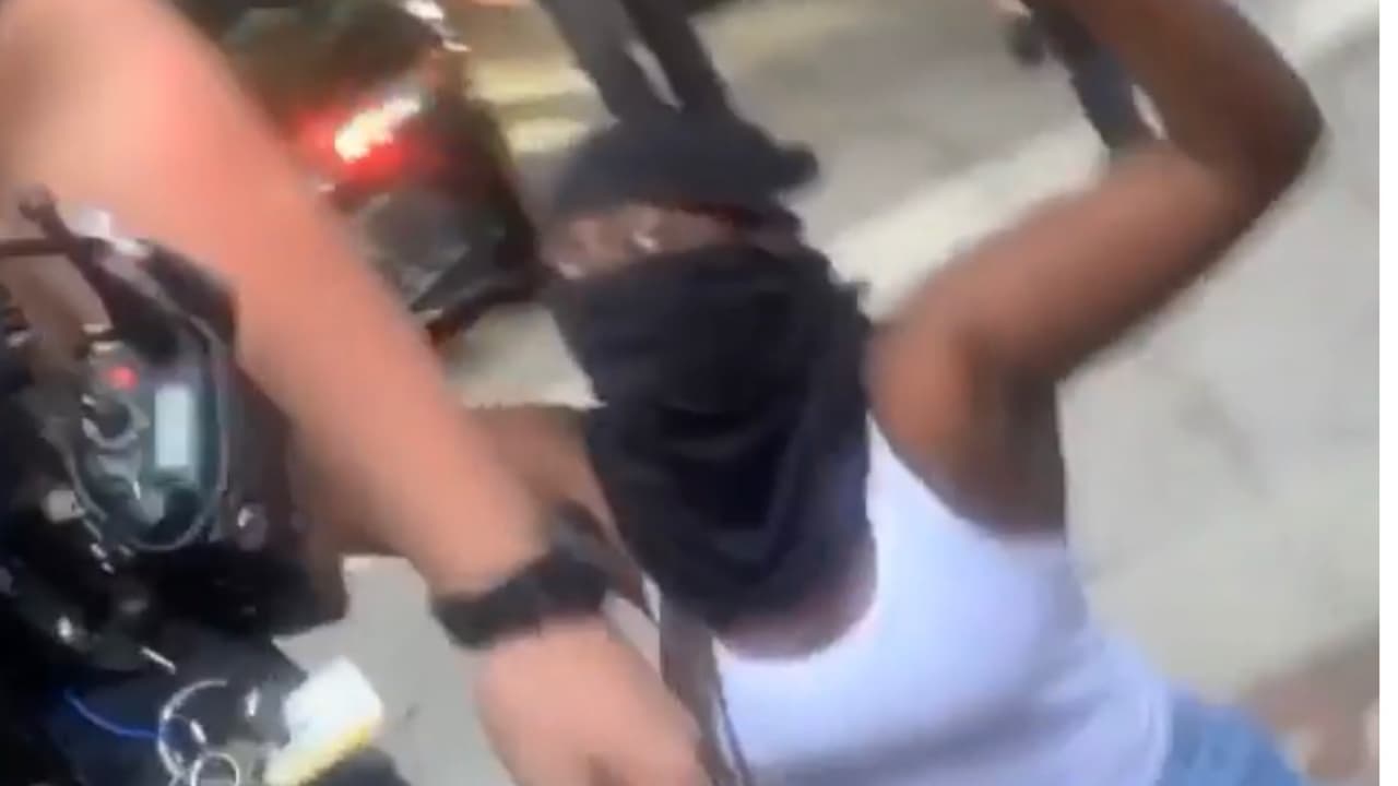 Suspenden a policía de Fort Lauderdale por supuestamente empujar a una manifestante arrodillada