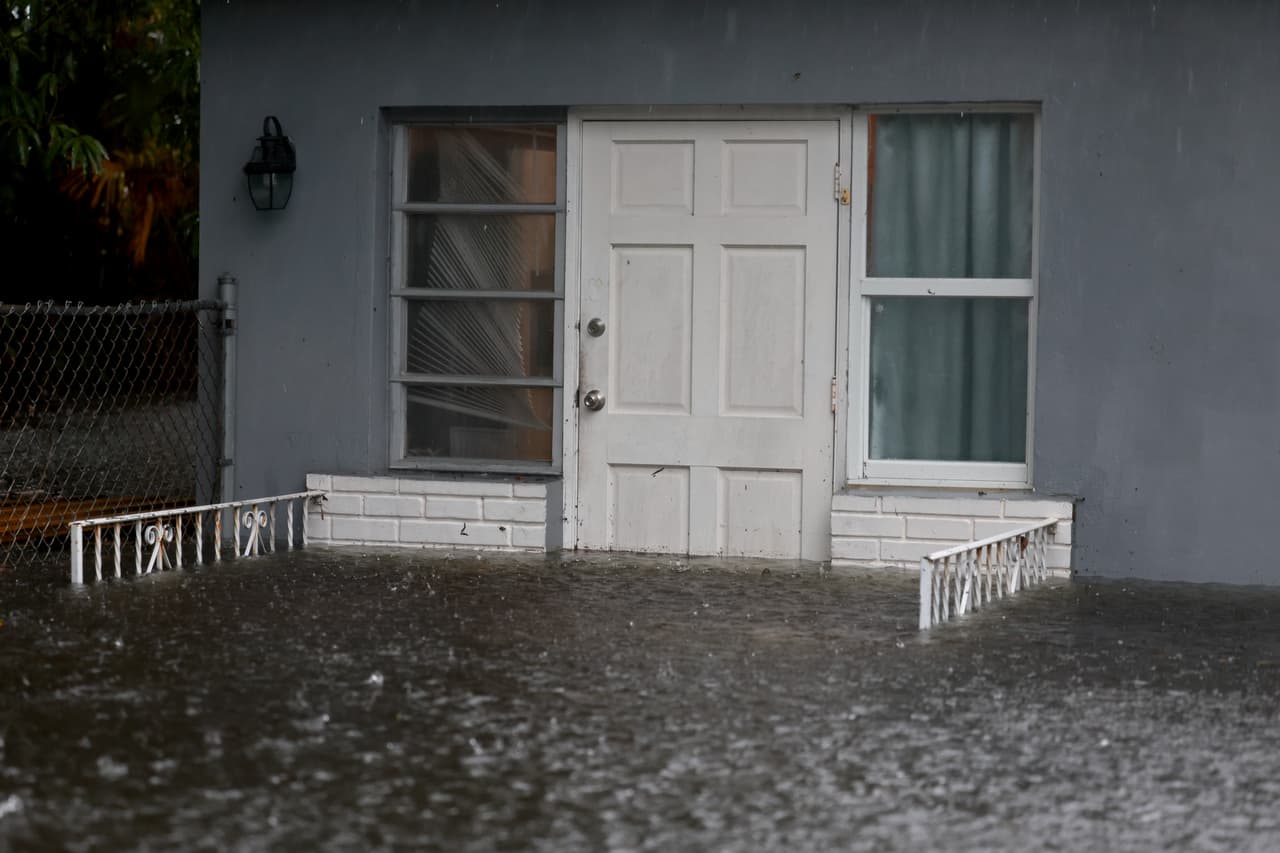 Y miles de personas vieron como el agua se metía en sus hogares.