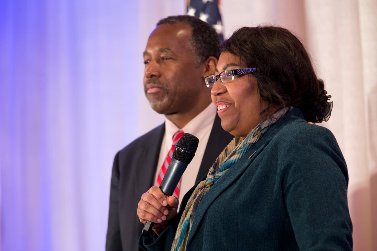 Ben Carson y su esposa Candy en West Des Moines, Iowa