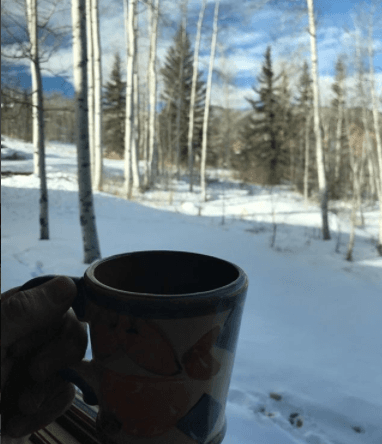 Al pie de esta imagen, que el cantautor mexicano subió a sus redes sociales escribió: "Después de revisar todos los mensajes por mi cumpleaños, solo viene a mi corazón un profundo sentimiento de gratitud. Hoy lo celebro así, con un café y este hermoso amanecer".