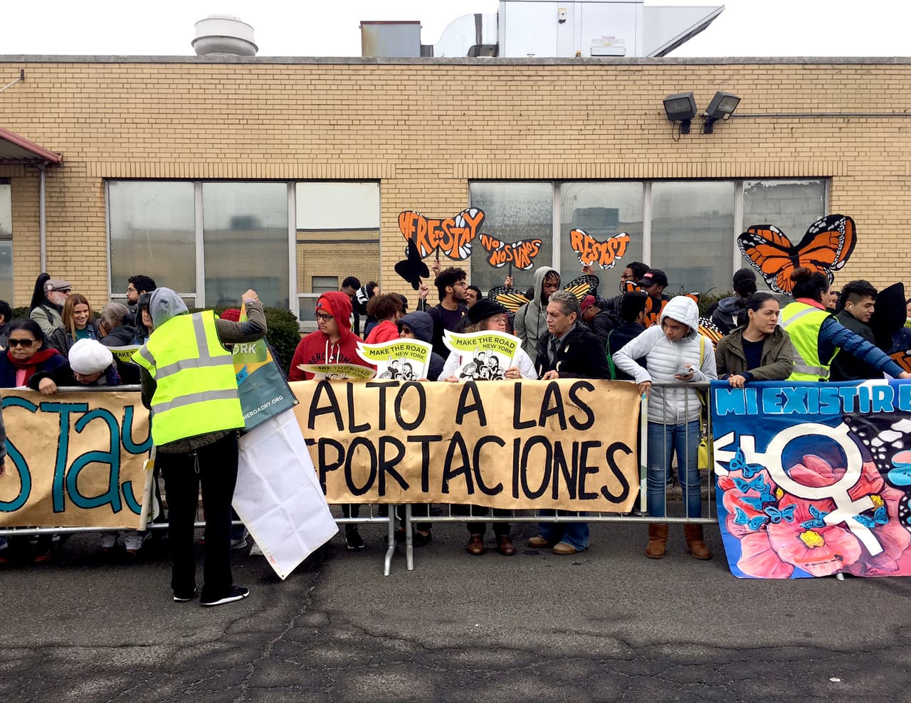 Decenas de manifestantes se congregaron frente al centro de detención de ICE en Elizabeth, Nueva Jersey.