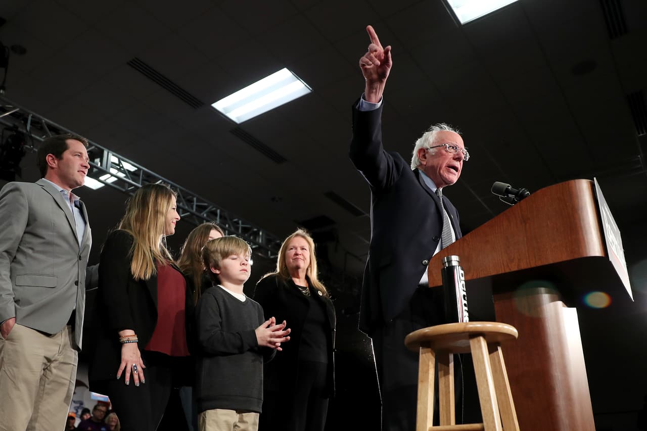 Bernie Sanders se presentó con su familia en el comité de campaña y habló a sus seguidores, a pesar de que no se han informado los resultados de los caucus de Iowa.