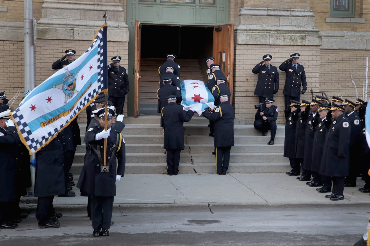 El jefe de la policía alentó a los que piensen asistir a las ceremonias fúnebres a vestir de azul para mostrar su apoyo a la familia del oficial caído.