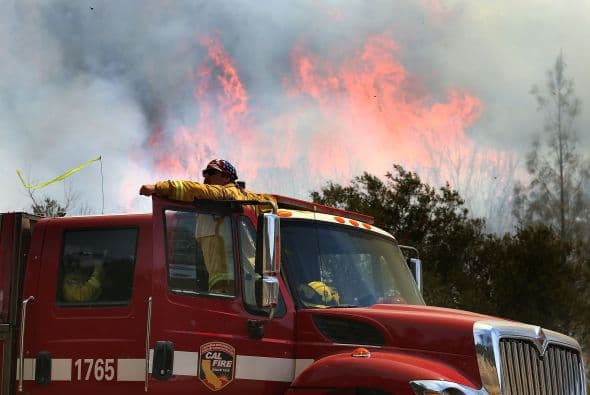 Un camión de bomberos se estaciona cerca del incendio en California.