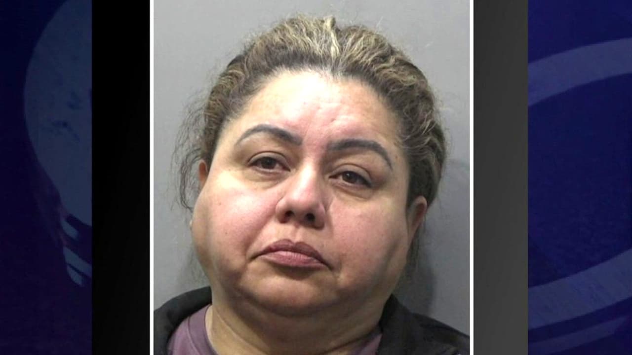 Hispana es acusada de hacerse pasar por agente de inmigración para estafar a familias en Houston