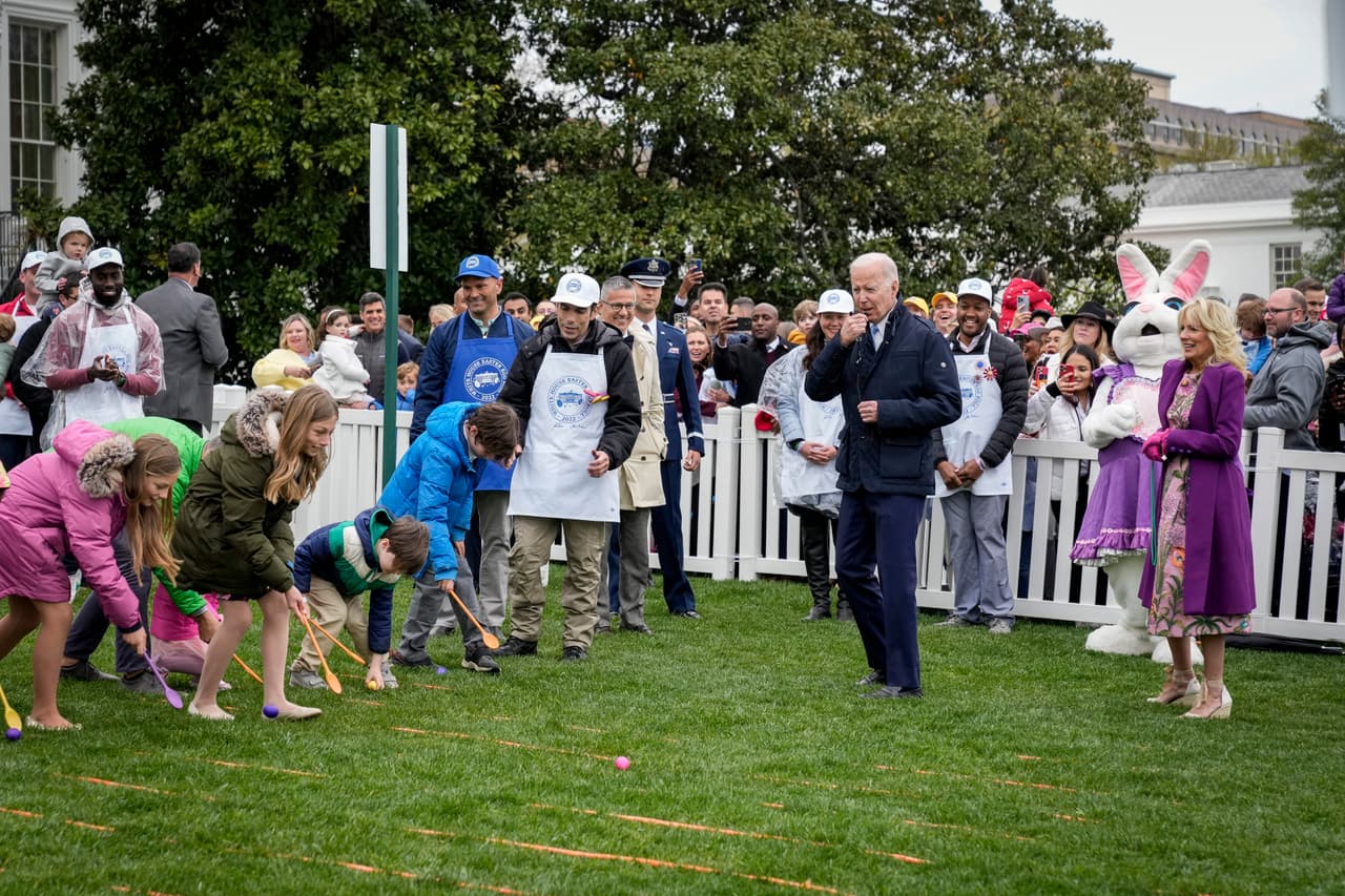 Más de dos docenas de personajes disfrazados estuvieron presentes, incluidos El gato en el sombrero de Dr. Seuss, las mascotas del equipo de baseball 
<i>Washington Nationals</i>, Rosita y Cookie Monster de "Sesame Street" y Snoopy y Charlie Brown, entre otros.
<br>