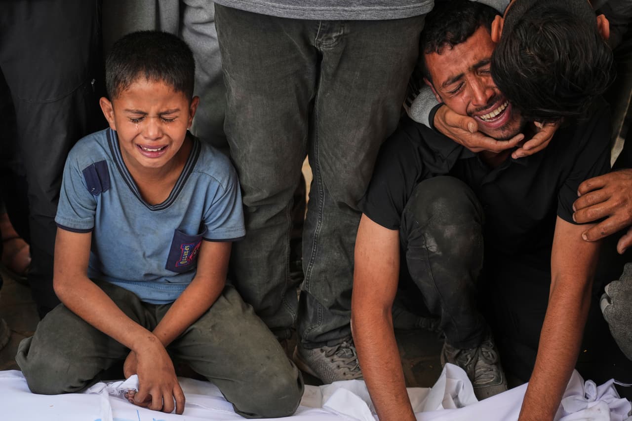 Familiares lloran junto al cuerpo de un ser querido que murió, junto con otros, en los ataques israelíes en la Franja de Gaza, en el Hospital Al-Shifa de la ciudad de Gaza, el sábado 28 de junio de 2025.