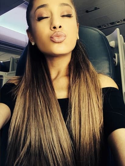 Ariana es guapísima, y con esos besos enloquece a cualquiera.