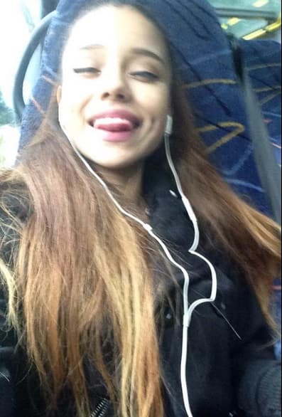 Pero Jacky también quiere alborotar la red con estos gestos. ¿Cuál de las dos te gusta más?