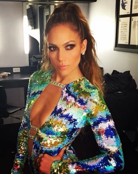 Sí, muchos podrán creer que su belleza es única, pero nada de eso, esta vez una chica se colocó en la mira...