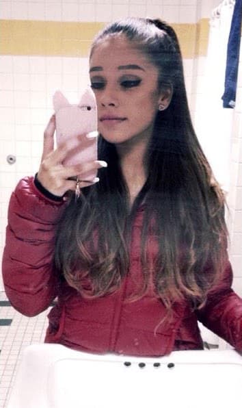 La chica se llama Jacky Vazquez, y en sus redes sociales no deja de compartir selfies muy similares a las de Ariana.