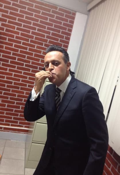 Las poses y los gestos de Monroy son igualitos a los de 'Luismi', ¿o no?