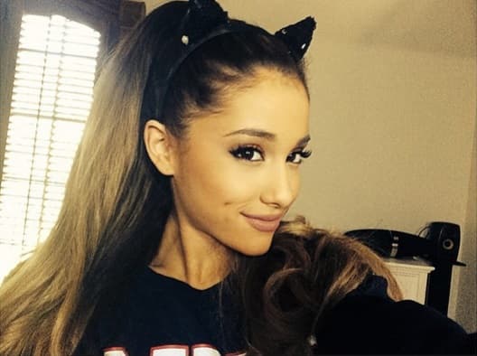 Evidentemente, estudia cada uno de sus gestos para lucir igual que esta joven diva.