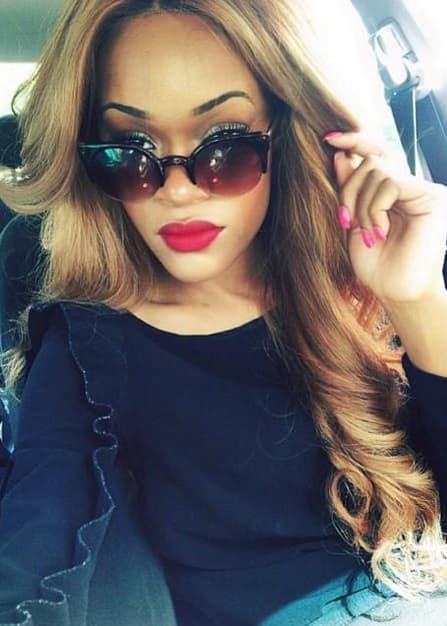 También la hemos visto con gafas, así logra un mayor parecido.