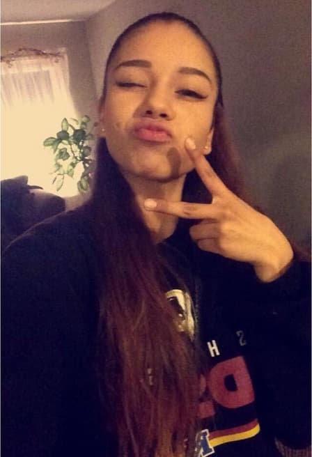 Aquí vemos a Jacky, posando igual a Ariana, mandando un beso y luciendo muy coqueta.