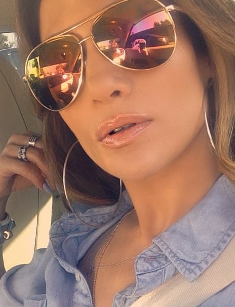 ¿A quién tenemos aquí? Es Jennifer Lopez, pero su doble también quiso imitar esta fotografía.