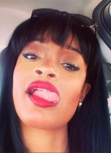 Aquí vemos de nuevo a Andele, quien disfruta tanto tomándose selfies igual que Rihanna.