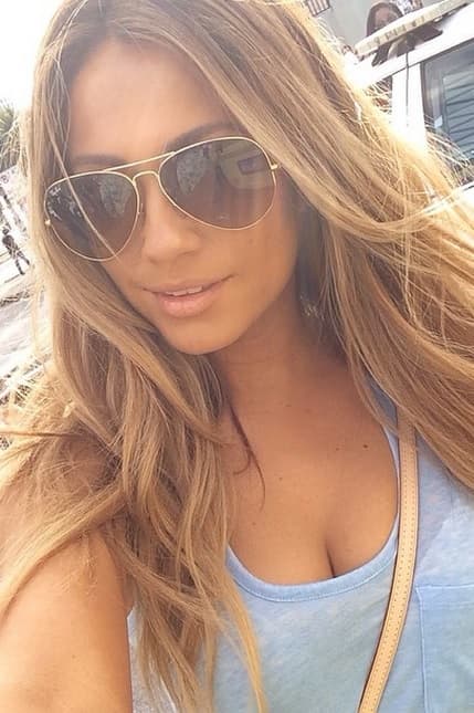 Jessica Burciaga también posó con gafas y es casi idéntica.