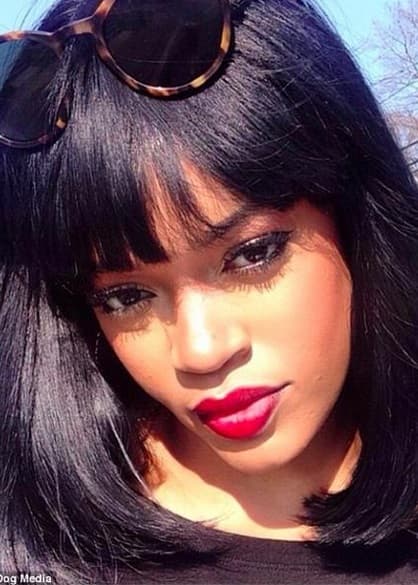 Pero al enorme parecido que tiene con Rihanna le ha sacado mucho provecho, icluso ha firmado contratos con marcas obteniendo jugosas sumas de dinero.