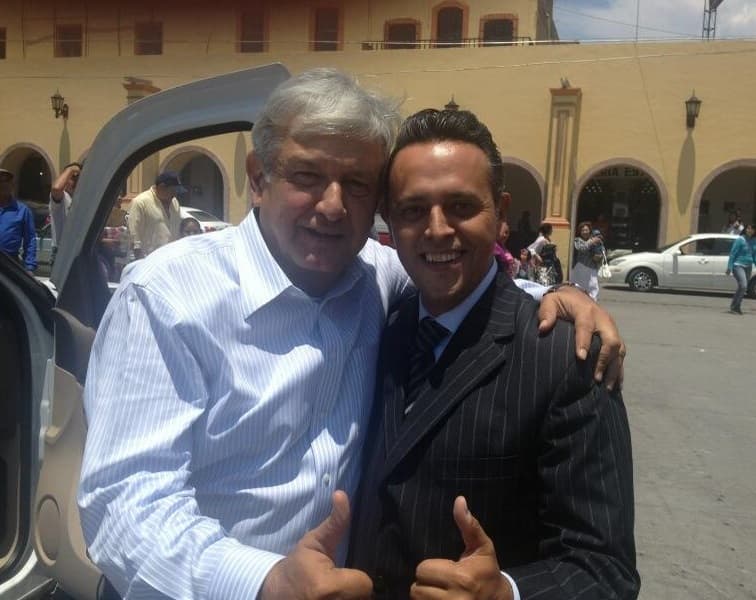 Eso sí, como toda una estrella no desaprovecha la oprtunidad de tomarse selfies para el recuerdo, como esta, con el político mexicano Andres Manuel López Obrador.