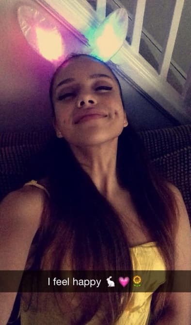 Jacky sonríe igual que Ariana Grande, hasta los hoyuelos en las mejillas llaman mucho la atención.