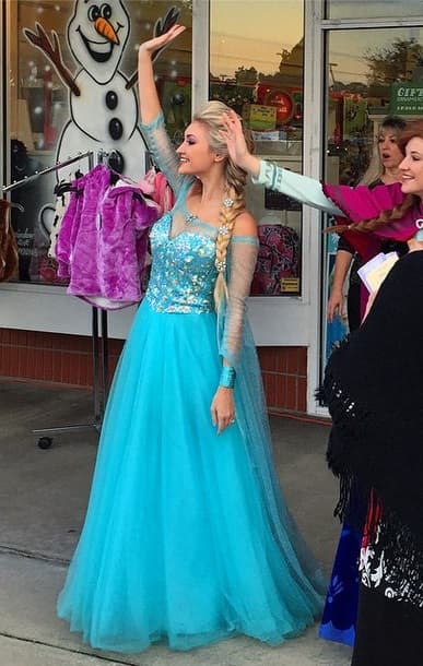 La Princesa Elsa humana ha ganado tanta popularidad que ha aparecido en programas de televisión y ha recibido diversas ofertas laborales.