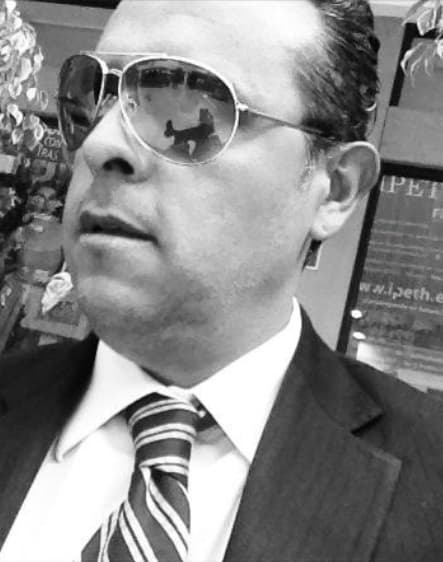 ¿Se parece? Con las gafas es idéntico a 'Luismi', por eso ha logrado hacer de su oficio su modo de vida.