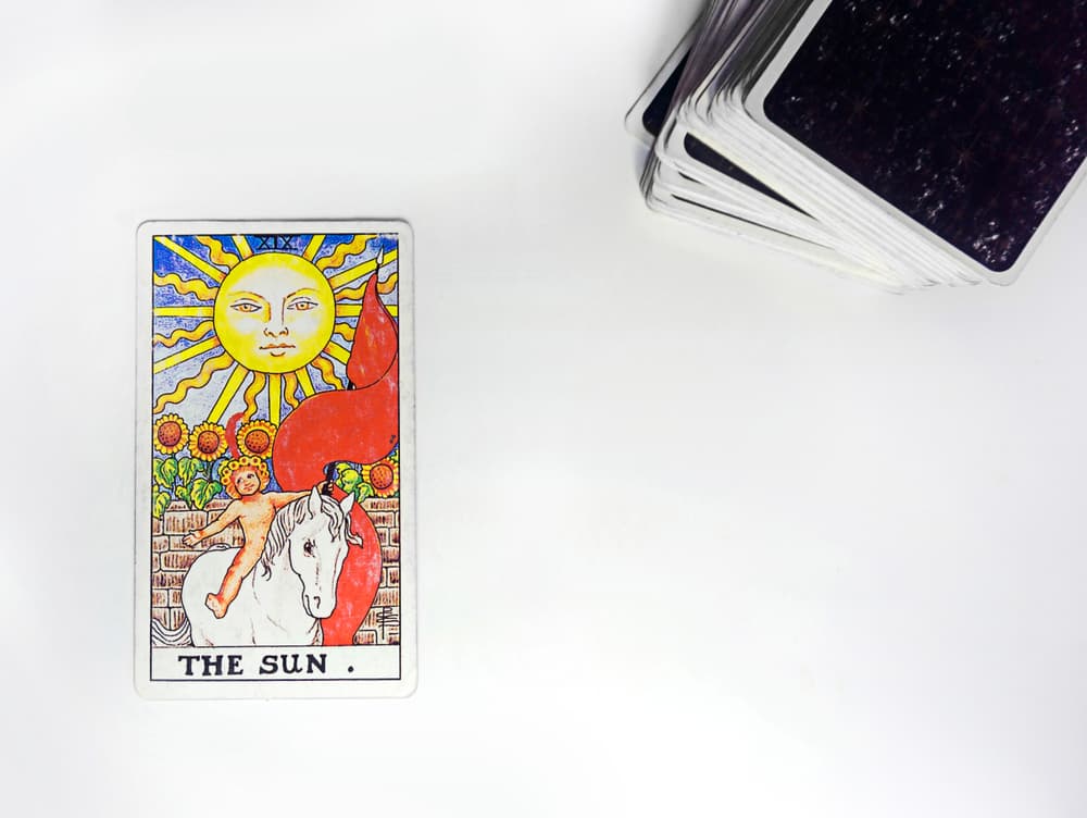 <b>LOS HORÓSCOPOS BAJO LA INFLUENCIA LUNAR Y EL TAROT</b>
<br>
<b>5/10/2020</b>
<br>
<b>Fase Lunar:</b> Menguante
<br>
<b>Iluminación: </b>86%
<br>
<b>Signo de influencia: </b>Tauro.
<br>
<b>Carta del Tarot:</b> El Sol de frente.