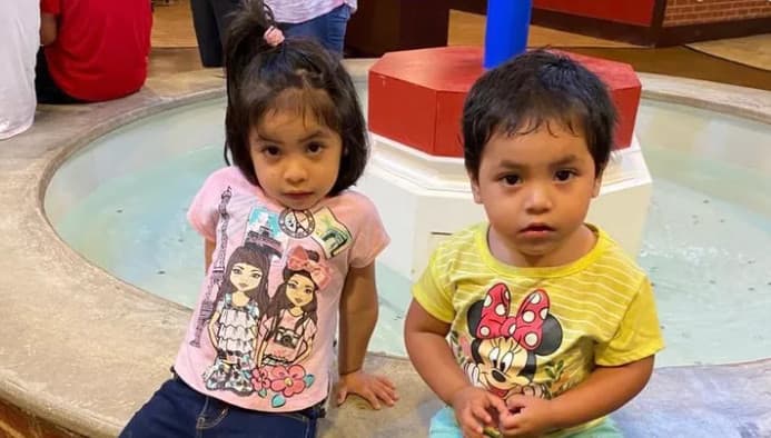 Itzayana, de 3 años, y Mónica, de 2.