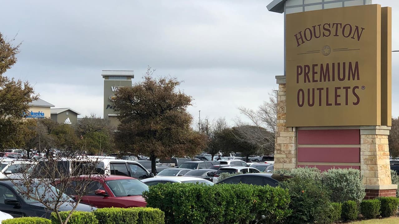 Los compradores debe usar mascarillas todo el tiempo durante su estancia en los centros comerciales.