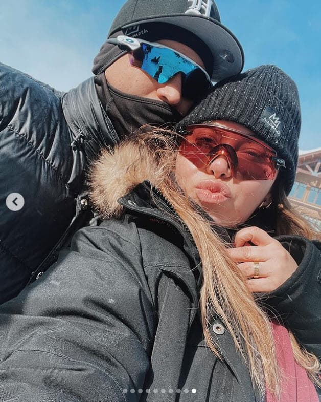 Sin embargo, es la primera que pasa al lado de su novio, el fotógrafo Emilio Sánchez: "¡Pasando 
<b><a href="https://www.univision.com/famosos/chiquis-rivera-hizo-su-fiesta-de-halloween-disfrazada-de-calabaza-junto-a-sus-hermanos-y-sobrinos-video" target="_blank">el mejor momento de mi vida con mis amores</a></b>!", escribió Chiquis en los comentarios de Instagram de su pareja, quien colgó algunas imágenes con ella y su familia. 
<br>